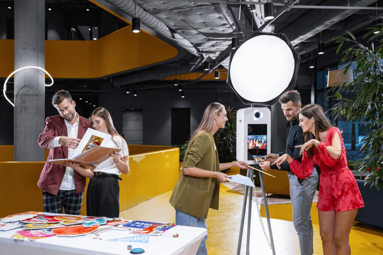 Lidé si prohlíží a vytváří fotoknihu