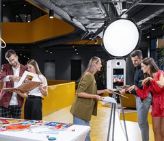 Lidé si prohlíží a vytváří fotoknihu